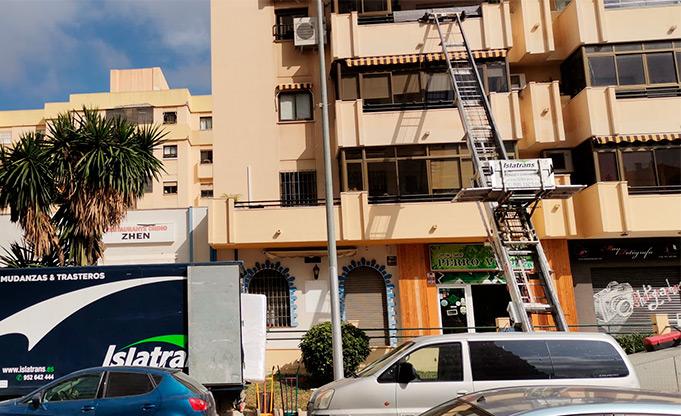 Islatrans: alquiler de grúas montamuebles o elevadoras en Málaga