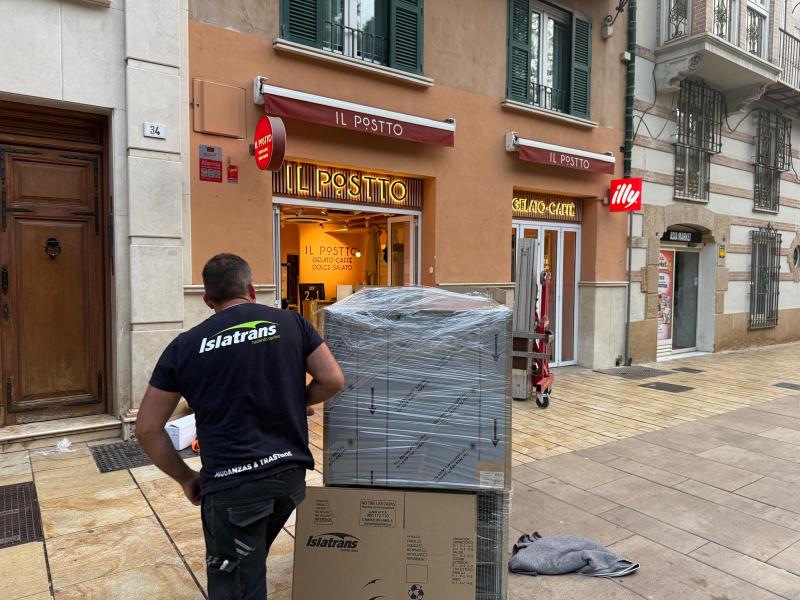 Islatrans realiza con &eacute;xito el traslado y almacenamiento de la helader&iacute;a Il Postto en M&aacute;laga
