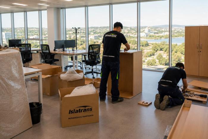 Islatrans realiza el traslado de una oficina de 40 empleados en M&aacute;laga